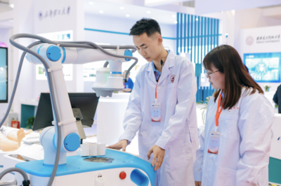 能手術、會艾灸 人工智能醫(yī)療機器人亮相成都，引領智能醫(yī)療新浪潮